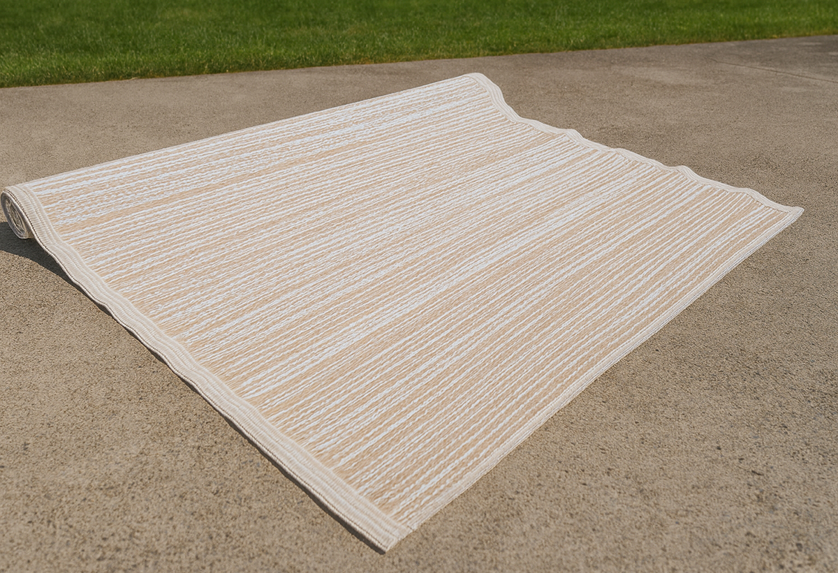 Απεικονίζεται το χαλί απλωμένο στο δάπεδο ενός κήπου.